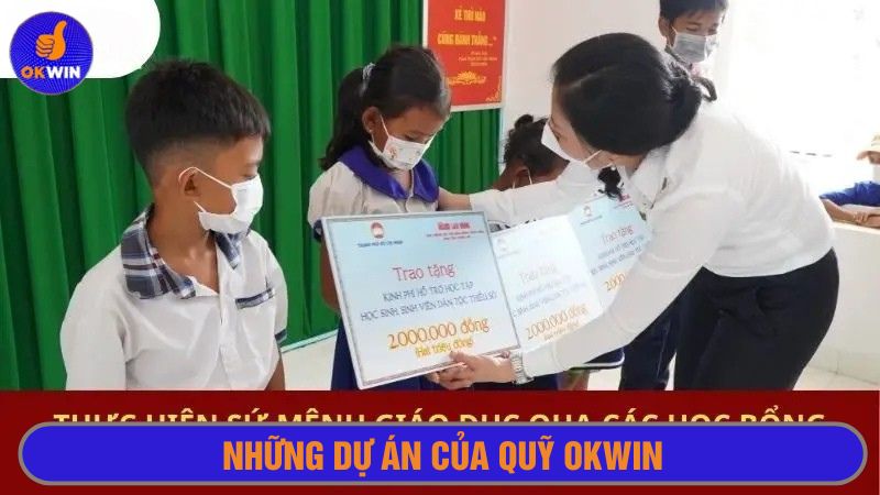Tặng xe đẹp, sách vở cho các em học sinh khó khăn 